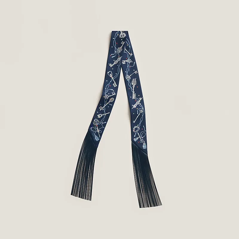 Hermès Les Clés à Pois Leather Fringes Twilly官方產品圖，Twilly&nbsp;「Les Clés à Pois」屬於&nbsp;Hermès&nbsp;經典圖案之一，以鎖匙（Clés）及圓點（Pois）組成