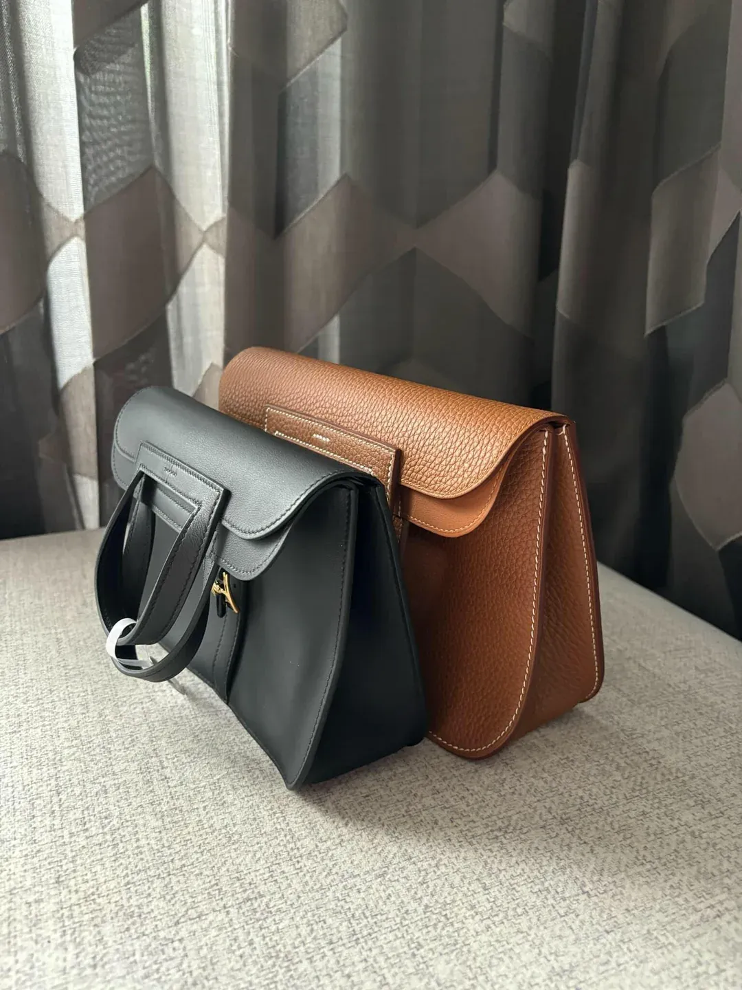 Halzan 25(左)+Halzan Mini(右)側面對比,側面可見 25 款袋深較厚,對容量有直接影響。