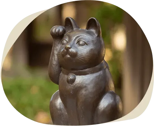 豪德寺招福猫兒只舉右手，並唔持小判，象徵招來人與緣分，而非直接帶來金錢。