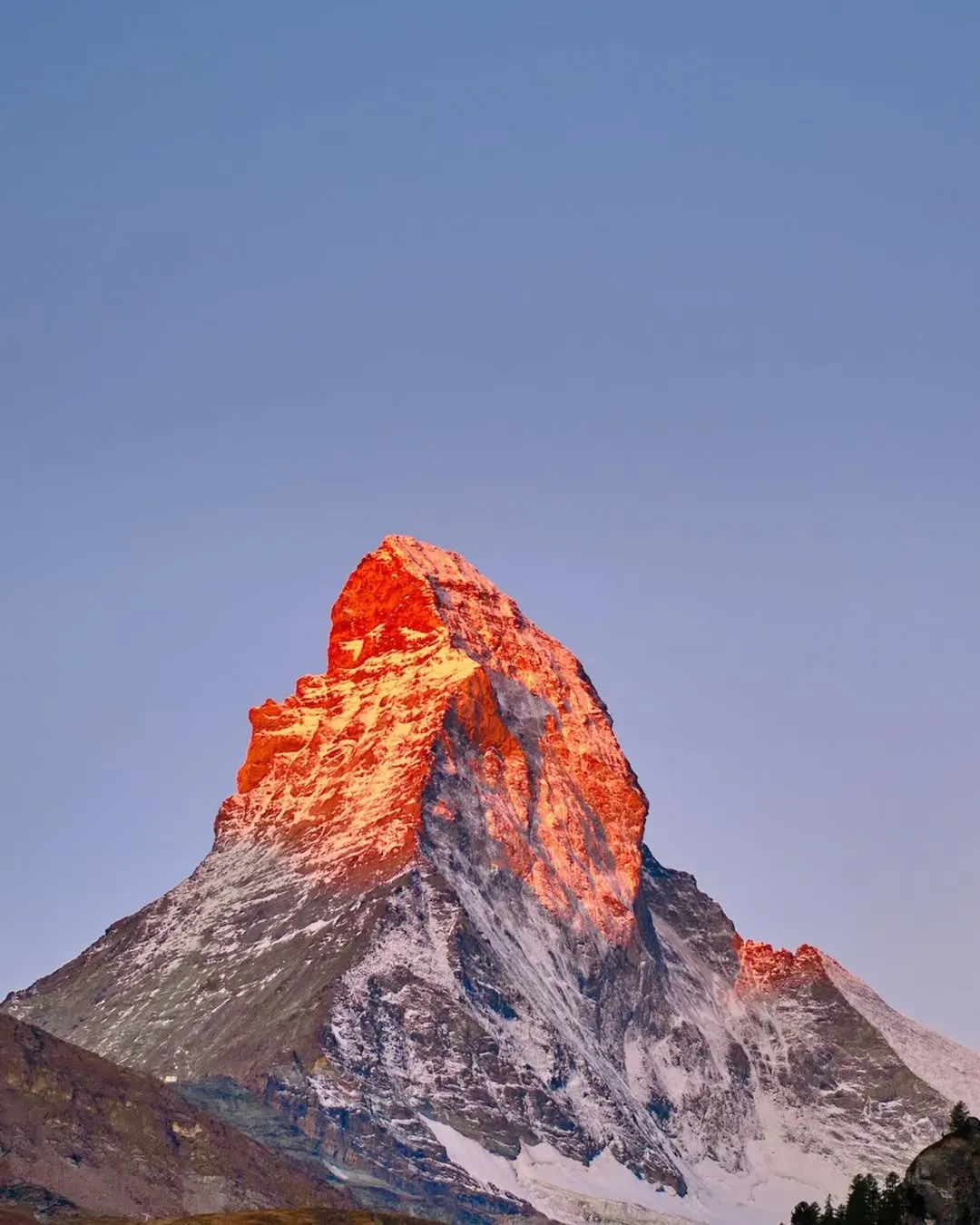 網民分享心得，點樣影到日落時分嘅馬特洪峰出現「Alpenglow日照金山」現象。要揀間有露台、視野一流嘅酒店，捉緊光線，再加上一啲耐性，先可以捕捉到佢嘅美。當然，仲要有少少運氣，嗰日要萬里無雲！