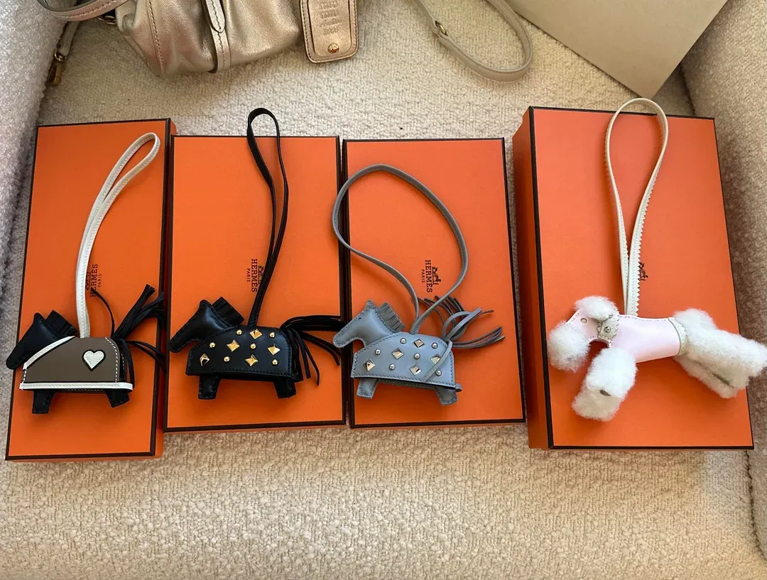 網民分享，透過&nbsp;Hermès&nbsp;美國官網成功購入&nbsp;3&nbsp;款&nbsp;Rodeo Robeo&nbsp;系列袋飾，並於門店向&nbsp;SA&nbsp;入手&nbsp;Budy Charm，正逐步收藏不同配色組合。