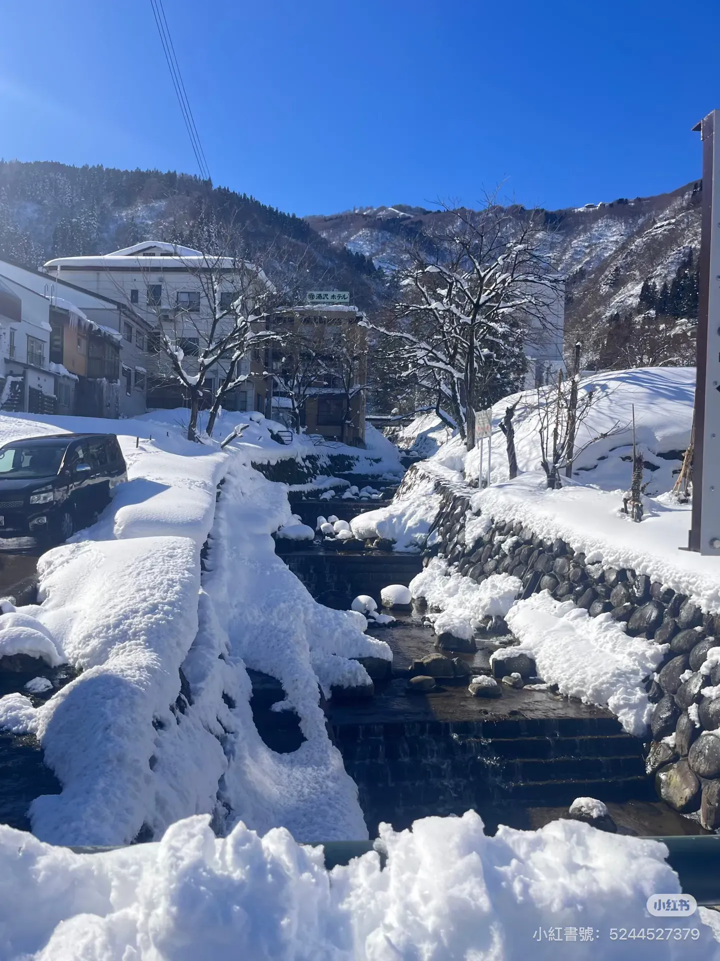 越後湯澤站附近一般街道被積雪覆蓋，街景寧靜而富層次感。當地亦因日本文學家川端康成小說《雪國》而廣為人知，書中描寫的雪景、小鎮與溫泉氛圍，正正以越後湯澤一帶作為創作背景。