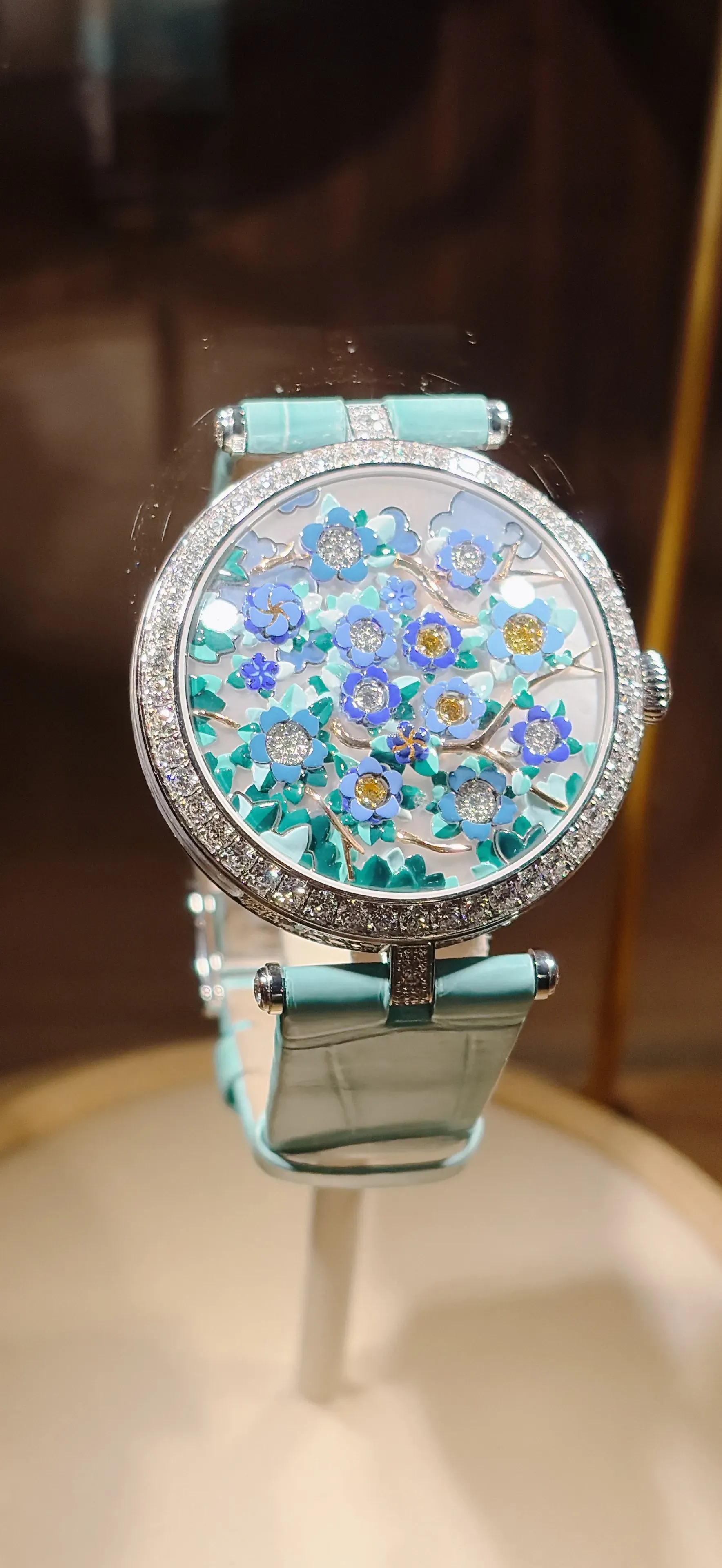 錶面沒有指針或數字，小時需透過數清楚有幾多朵花正在盛開來判斷。