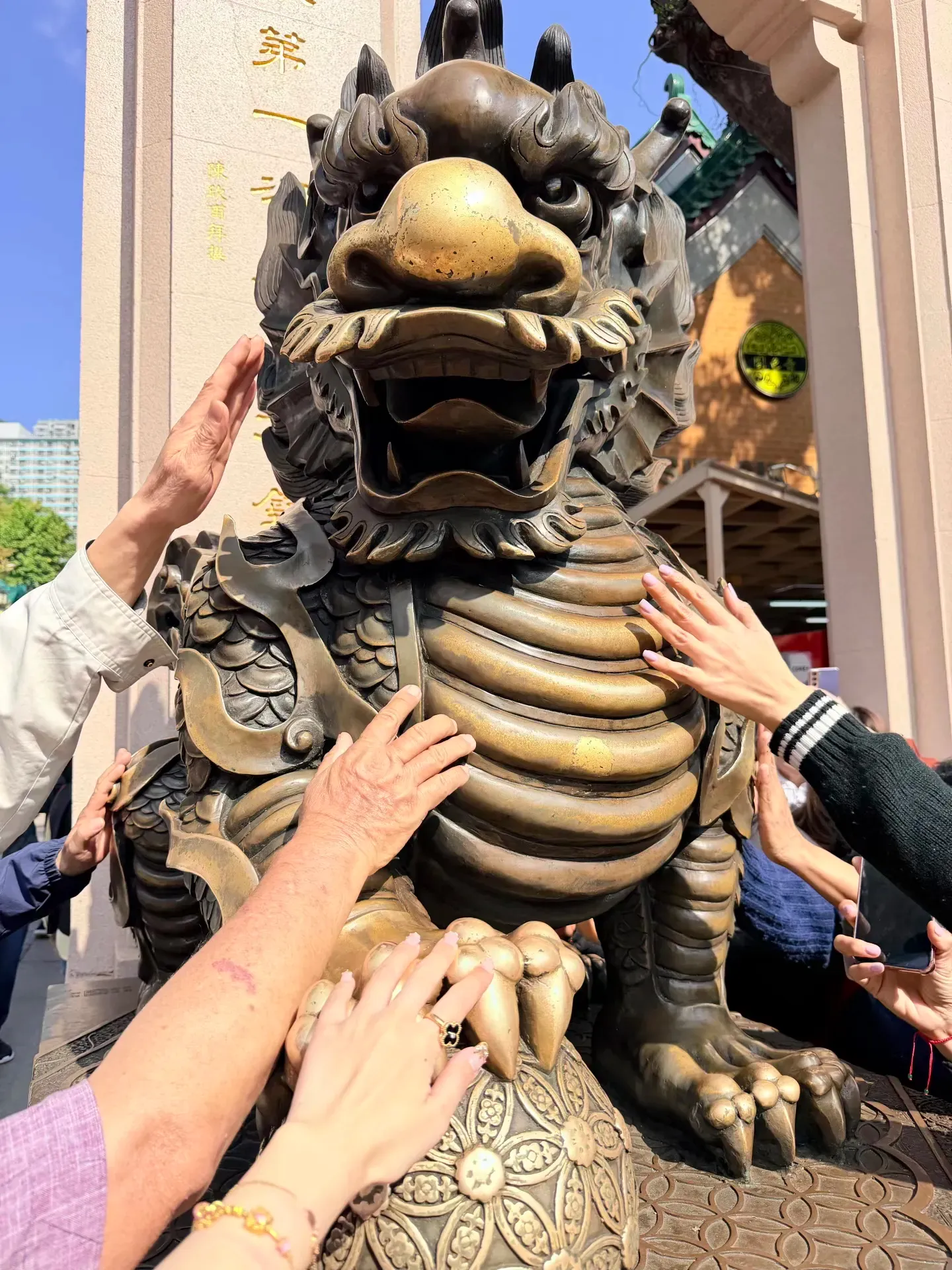 在入門位置，不少參拜人士會依傳統觸摸貔貅或瑞獸