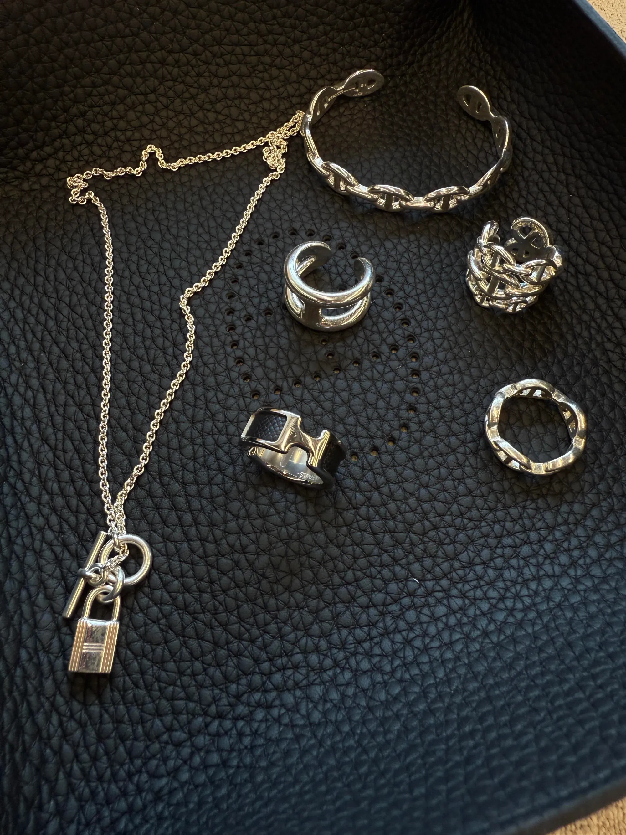 銀飾以中性設計見稱,男女用家都常作日常佩戴。