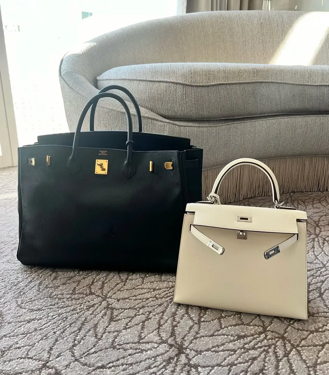 左:Birkin 40(內縫) vs 右:Kelly 25(外縫)尺寸與結構對比。左為 Birkin 40,黑色(Noir),Chevre 皮革,金色金屬配件,內縫結構;右為 Kelly 25,奶白色(Nata),Epsom 皮革,銀色金屬配件,外縫結構。兩款袋於尺寸、縫製方式及皮革硬度上差異明顯,視覺比例與使用取向亦有所不同。