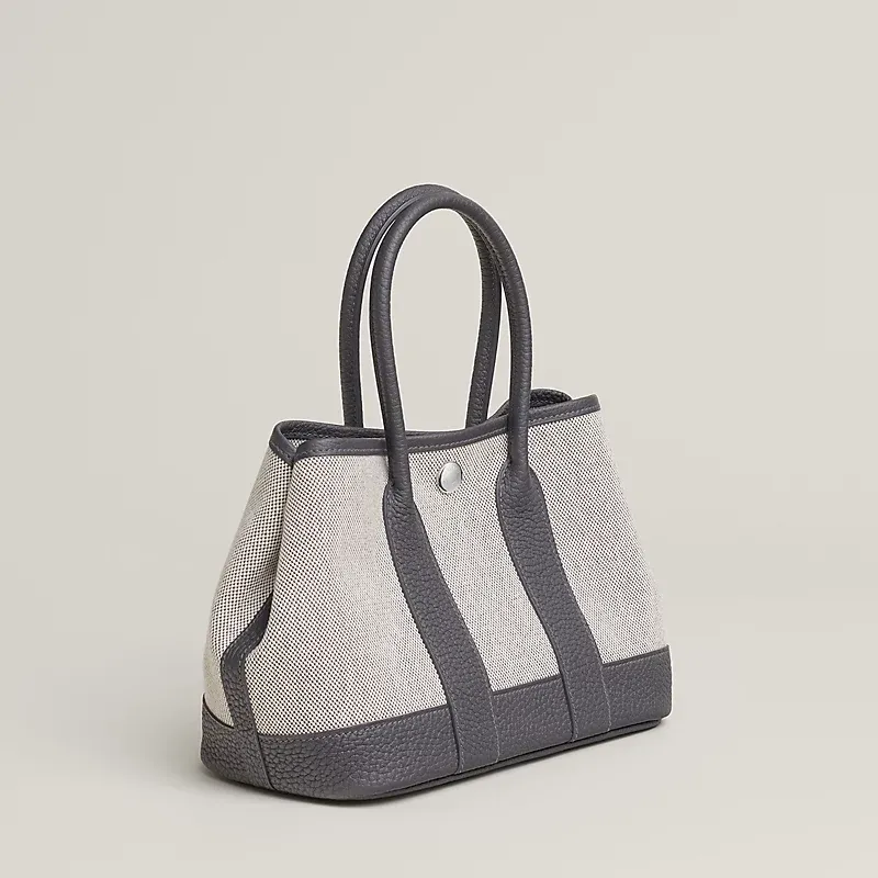 Neo Garden 23&nbsp;尺寸為&nbsp;23 × 16 × 10 cm，屬&nbsp;Garden Party&nbsp;系列中較細小版本，但仍保留完整袋型結構。