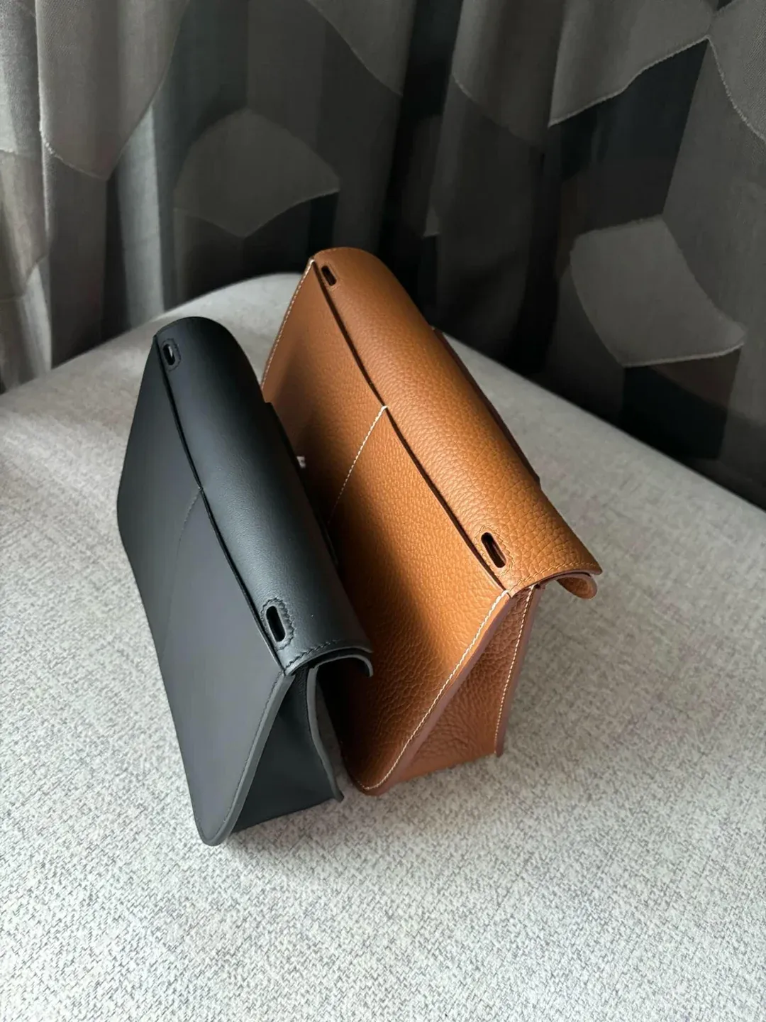 由上而下俯視比較,由頂部角度觀察,25 款袋口闊度較高。