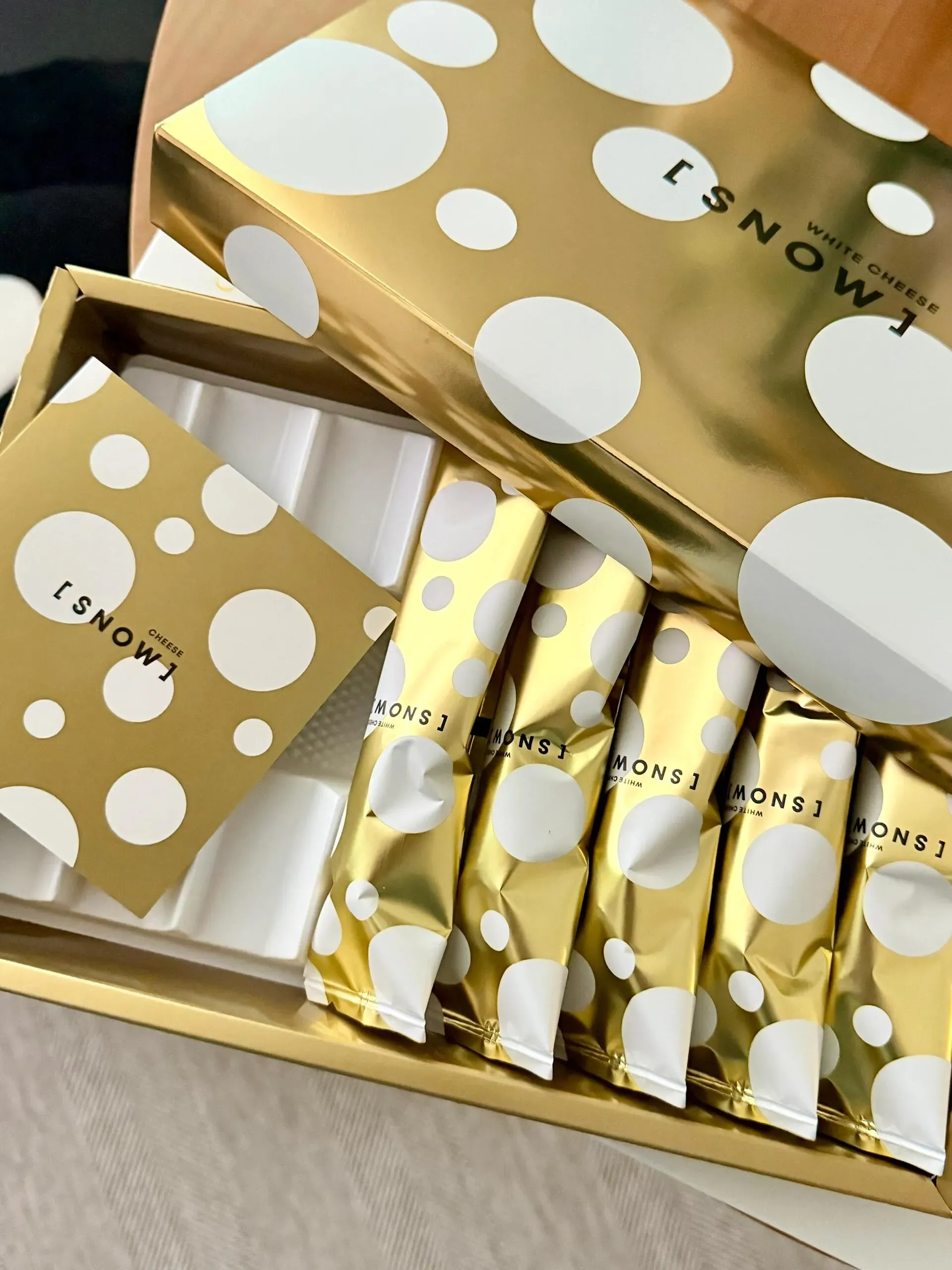 SNOW CHEESE 金色外盒設計,包裝閃亮搶眼,係唔少人揀佢做手信嘅原因之一
