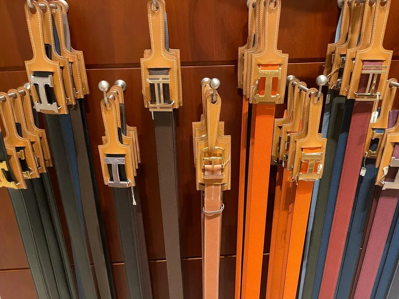 多款腰帶款式,展示不同皮革材質、扣頭設計與闊度比例,方便比較日常穿搭與正式場合配搭效果。