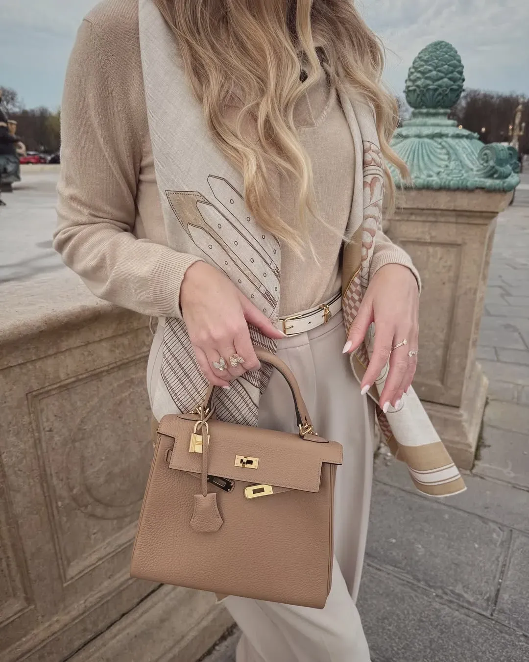 內縫 Kelly(Retourne)結構令袋身較柔軟,實際使用空間及靈活度較高,整體風格偏日常,適合由日間到晚間多種使用情境。