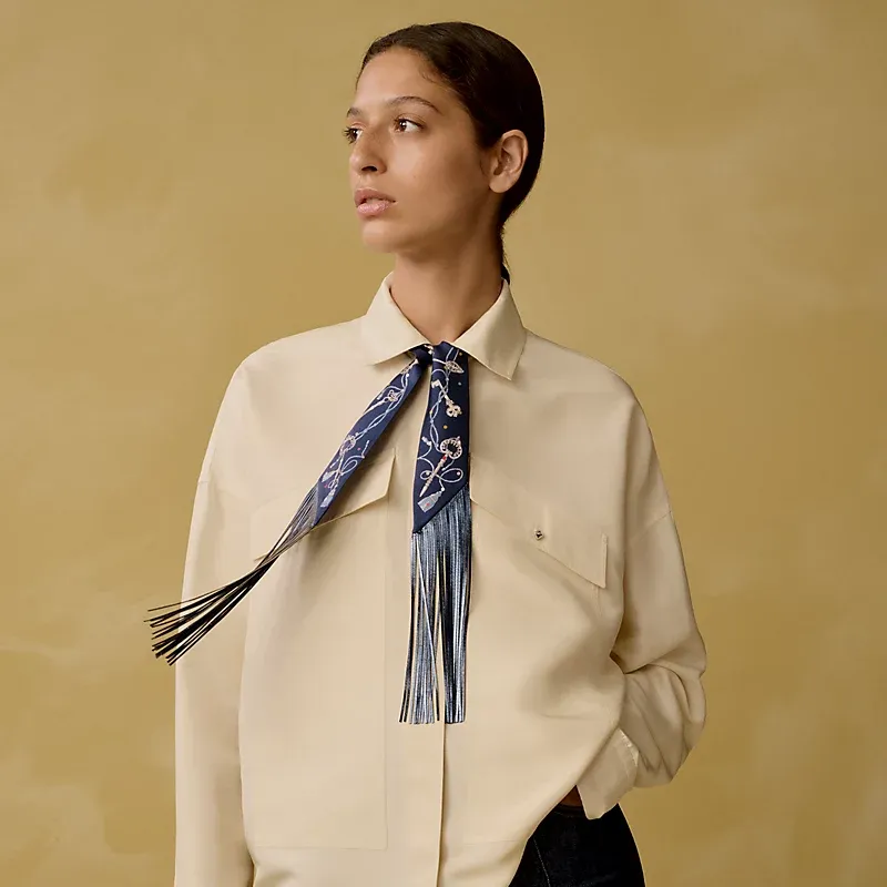 Hermès Les Clés à Pois Leather Fringes Twilly設計取向接近袋飾，而非入門絲巾來源