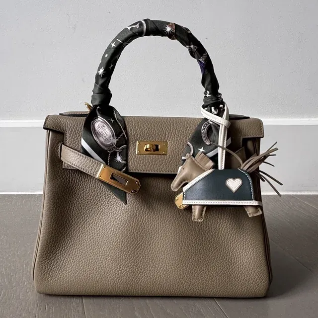 有網民見到帖主分享拆卸方法後留言表示嘗試操作，並提到自己已入手&nbsp;Beige Marfa&nbsp;配色嘅&nbsp;Rodeo／Robeo Charm，用作配襯手袋。