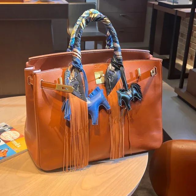 網民sweetbabybladefoot&nbsp;於reddit分享Leather Fringes Twilly&nbsp;綁於Birkin手袋