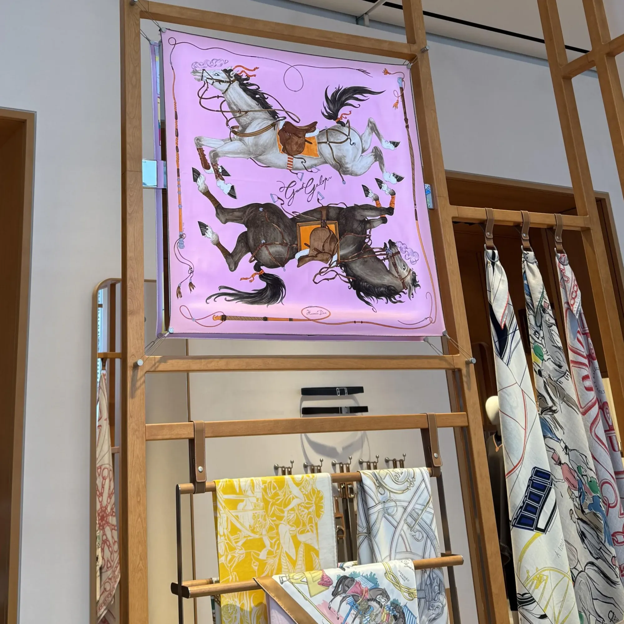 絲巾用途各有不同,除咗作穿搭配件外,亦可裱起作家居裝飾,展示圖案構圖與色彩層次,延伸至室內空間應用