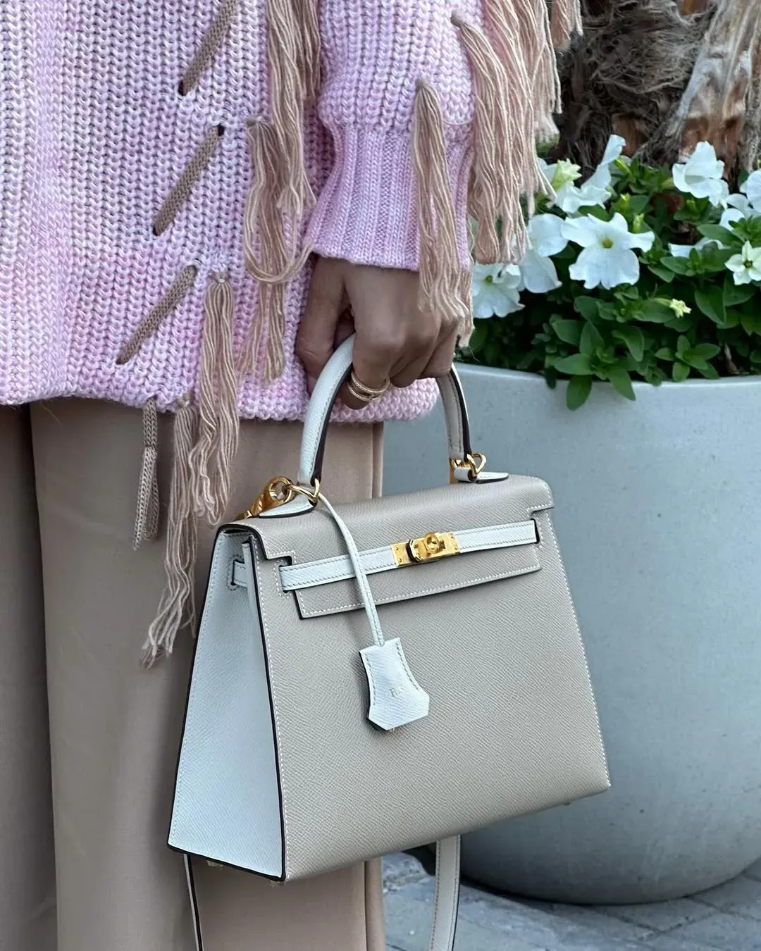 外縫 Kelly(Sellier)結構令 Kelly 視覺比例更精緻,整體風格偏正式,較適合晚餐或需要較完整造型嘅場合。