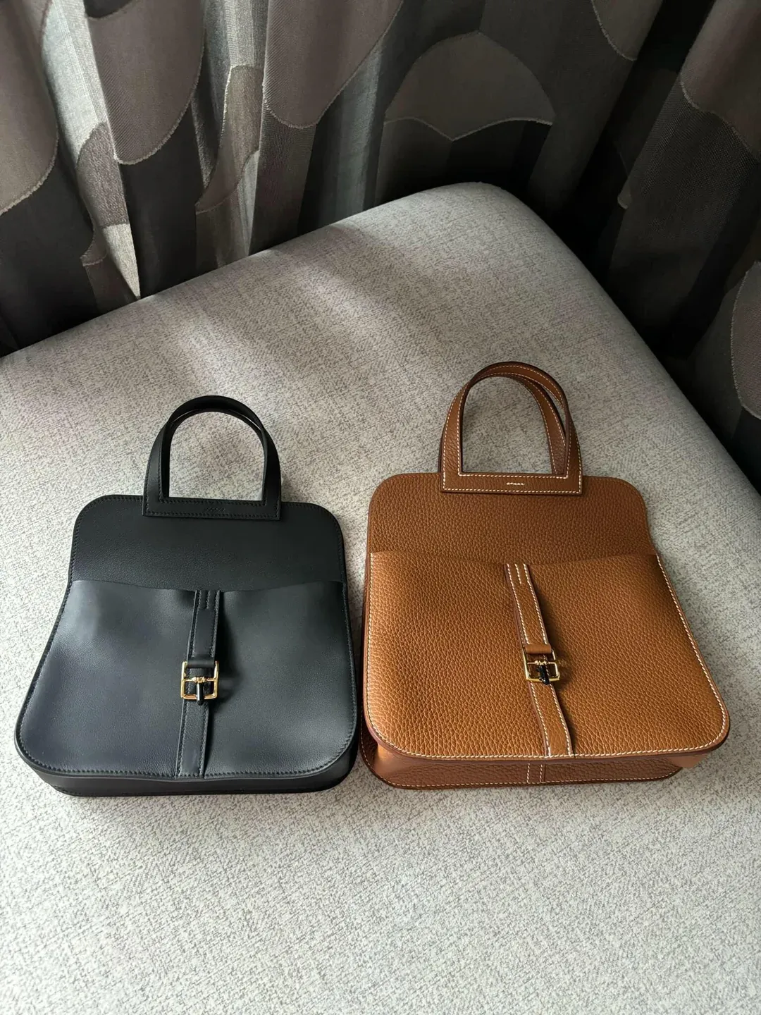 袋身完全打平放置,平放後可更清楚睇到兩款袋身面積差異。