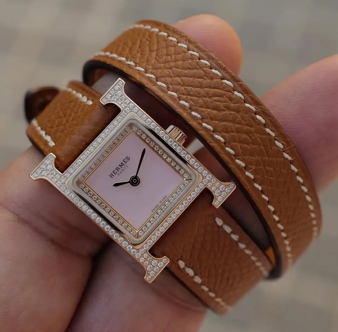 粉紅色面盤屬柔和色調,配搭金色錶殼視覺協調。