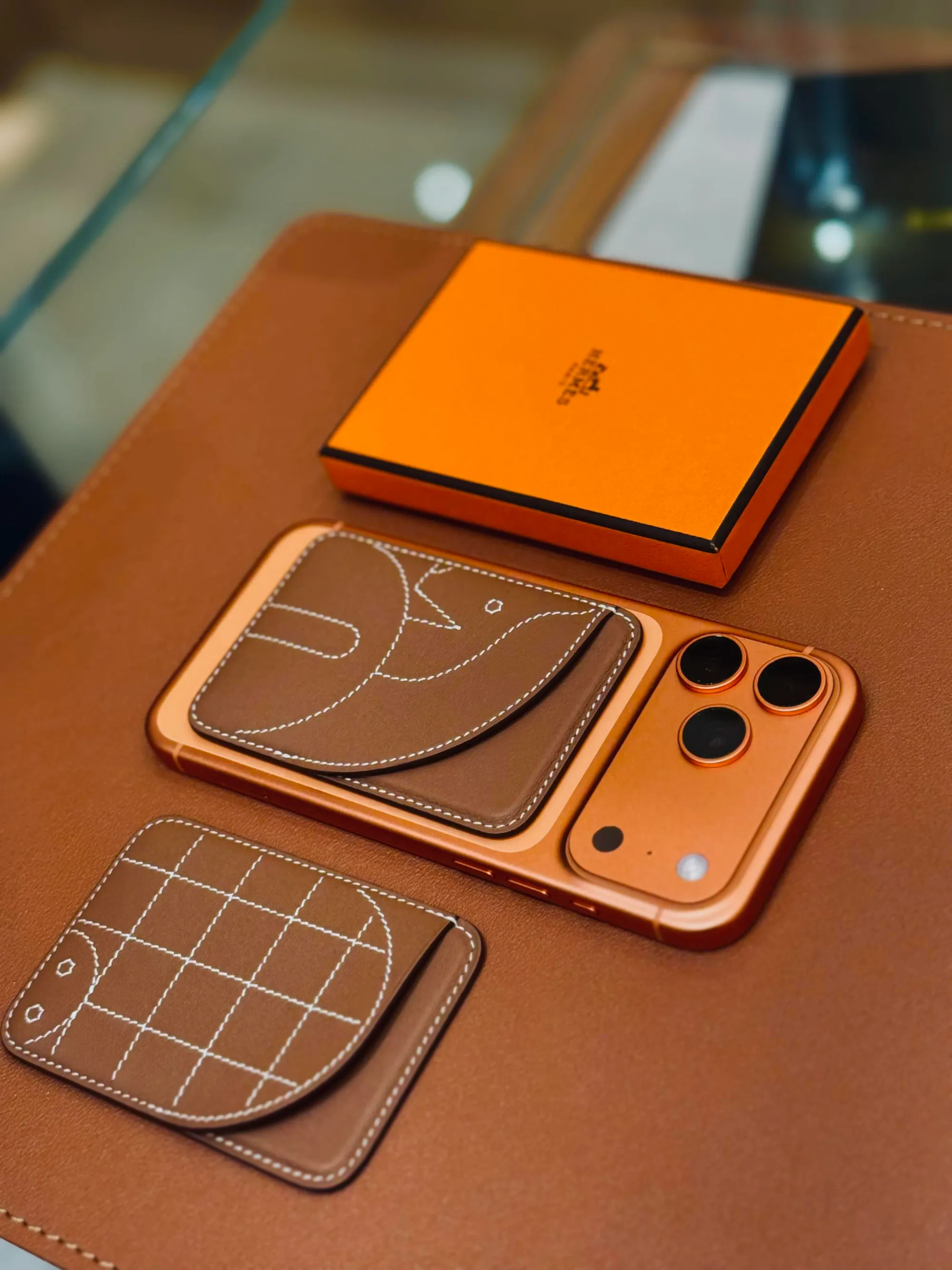 卡片套等小型皮具亦常被視為較低調嘅入門選擇,兼具實用性與品牌辨識度,適合日常高頻使用情境。