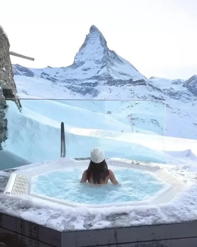 Riffelhaus 1853&nbsp;戶外&nbsp;Jacuzzi&nbsp;正面對住馬特洪峰。