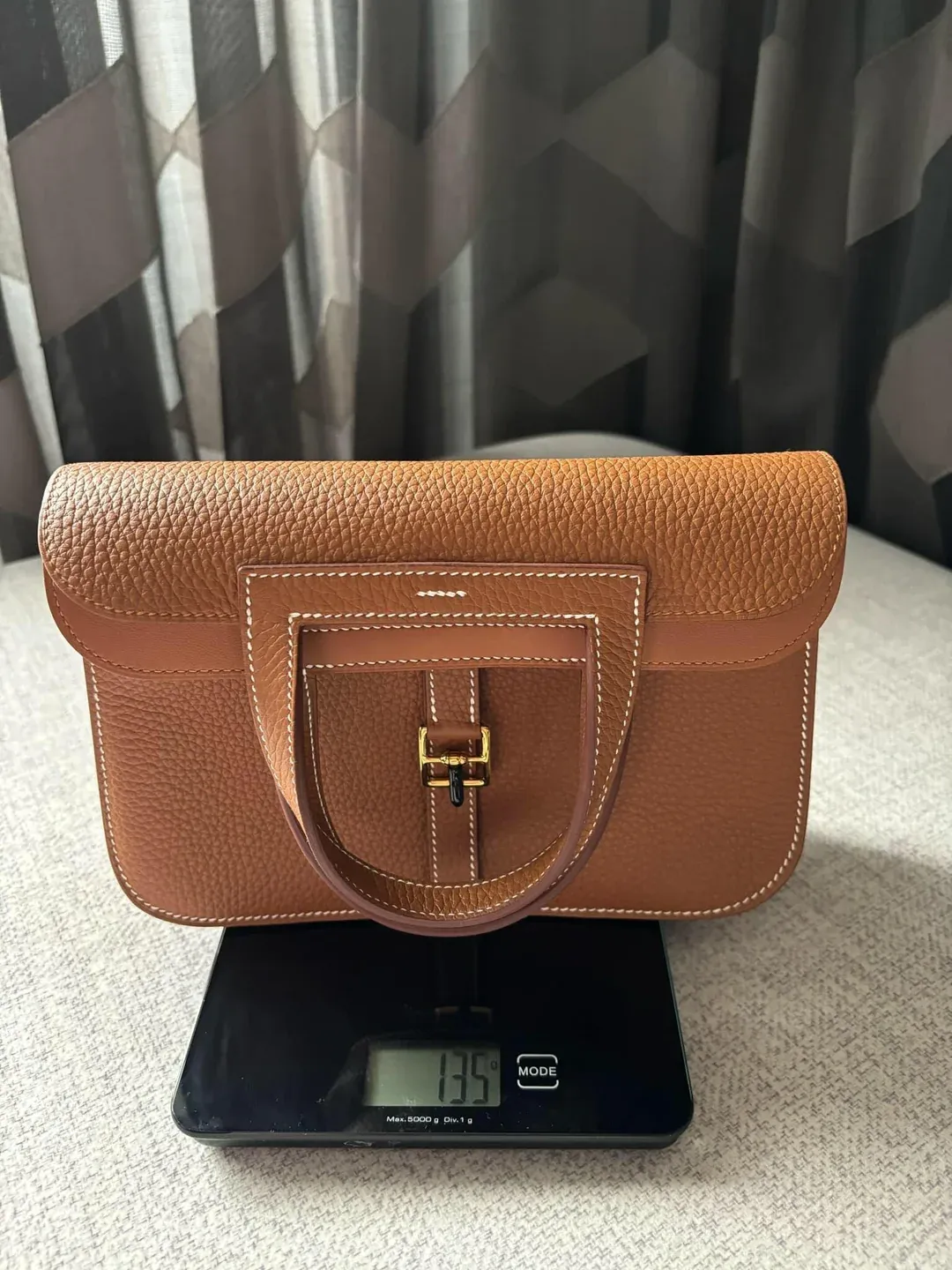 Halzan 25 實測重量約 135g。