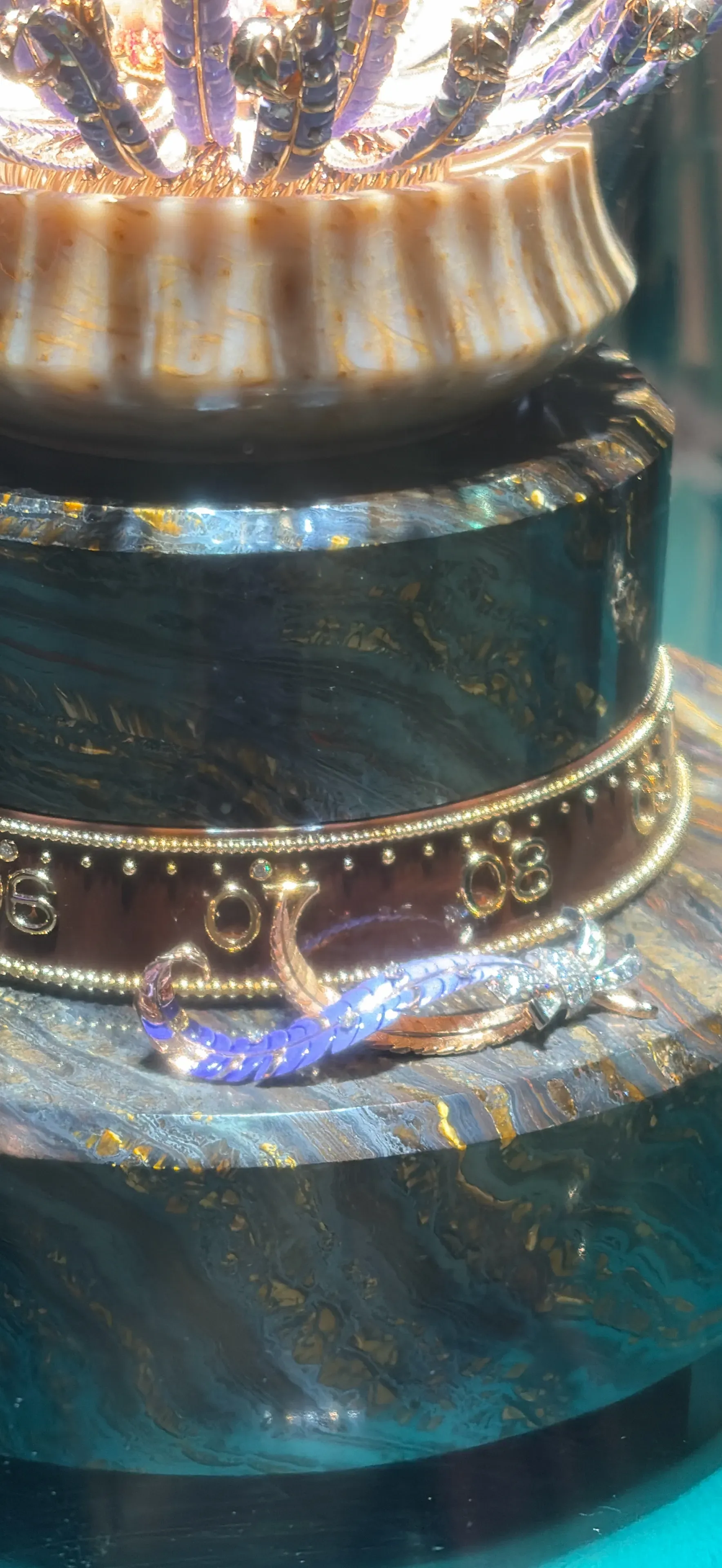 Naissance de l'Amour&nbsp;時間透過旋轉刻度環及兩根飾有鑽石的彩漆羽毛指示，並由鑲鑽蝴蝶結固定。