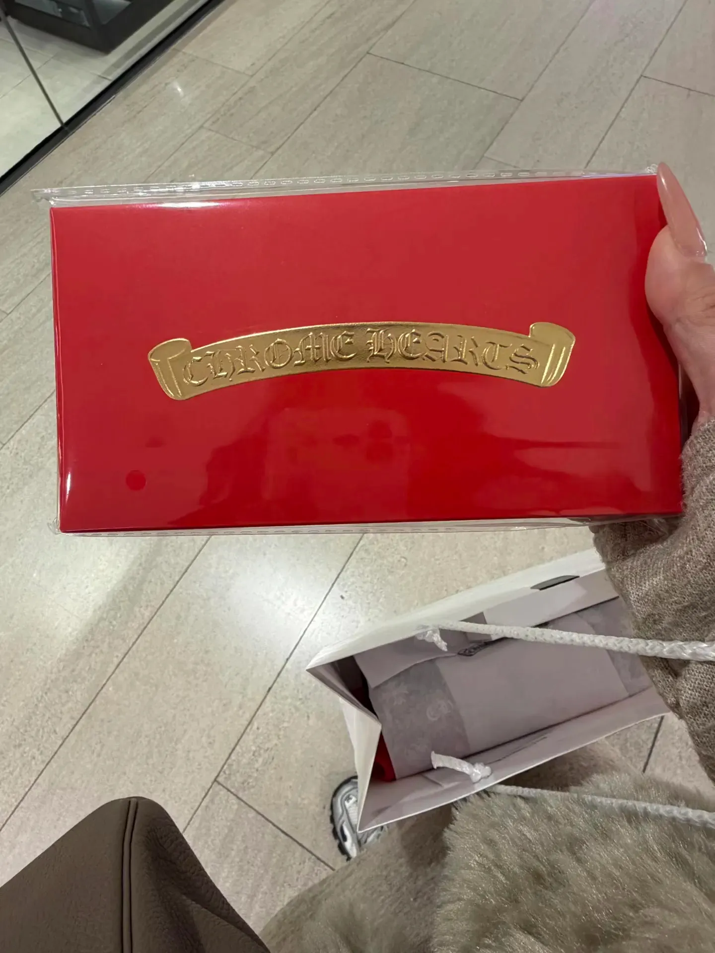 網民於香港&nbsp;Chrome Hearts&nbsp;門市購物後，獲店員（SA）贈送&nbsp;Chrome Hearts&nbsp;新年紅色利是封，屬非販售項目，通常只限實體門市於節慶期間向顧客派發