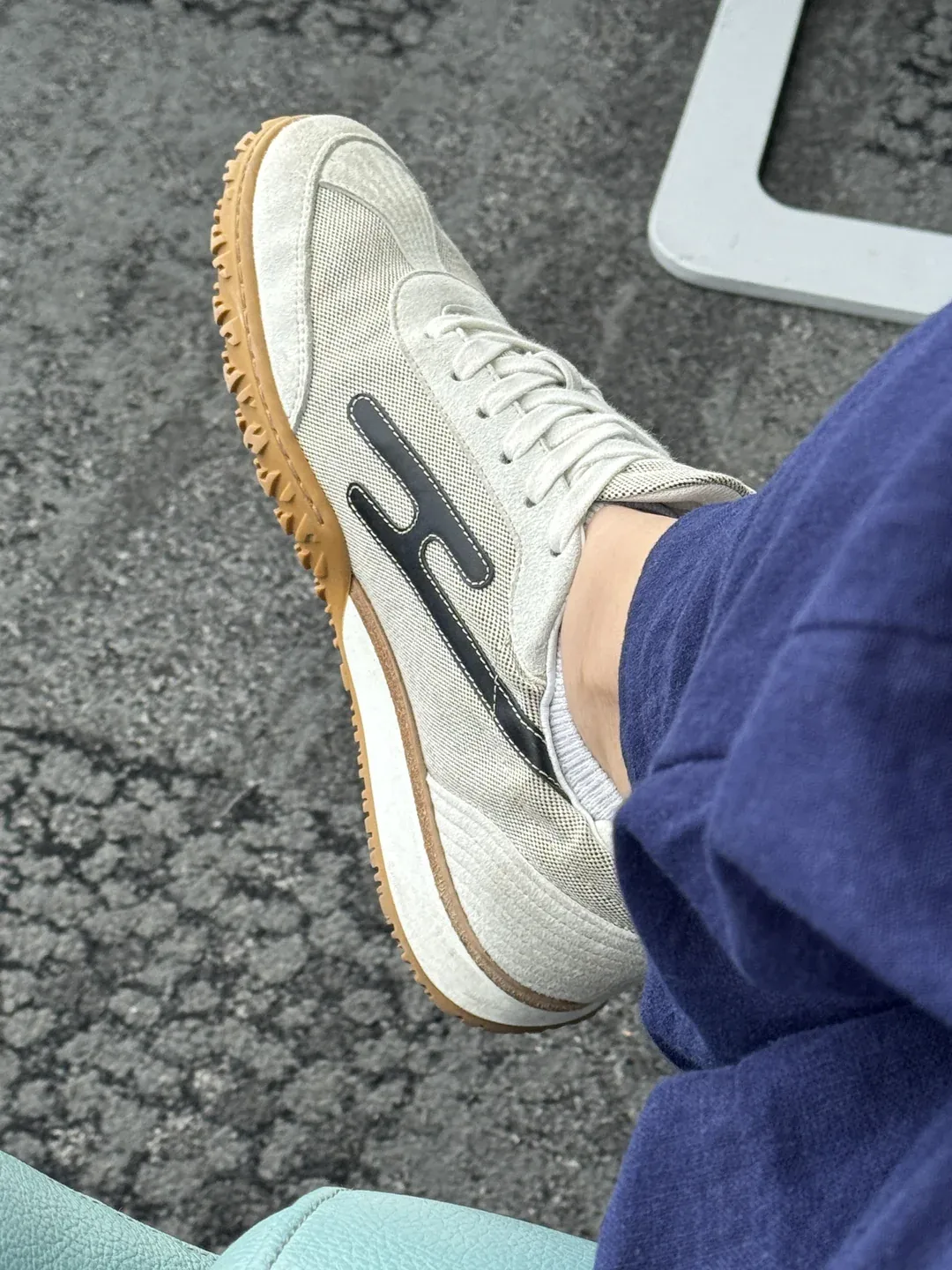 網民分享 Hermès Jet Sneakers 穿著情況,表示曾穿著到主題樂園步行約 9 miles(約14至15公里),整體舒適度表現不錯。