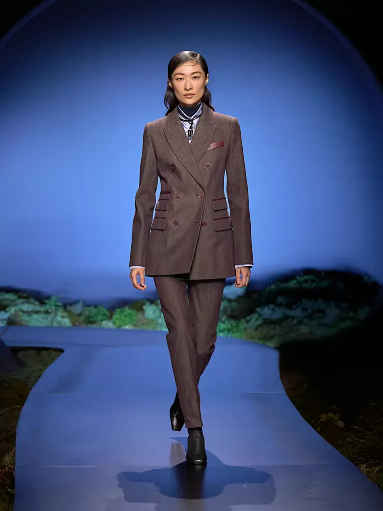 Hermès FW2026&nbsp;天橋造型中出現多套西裝剪裁與皮革裙裝。