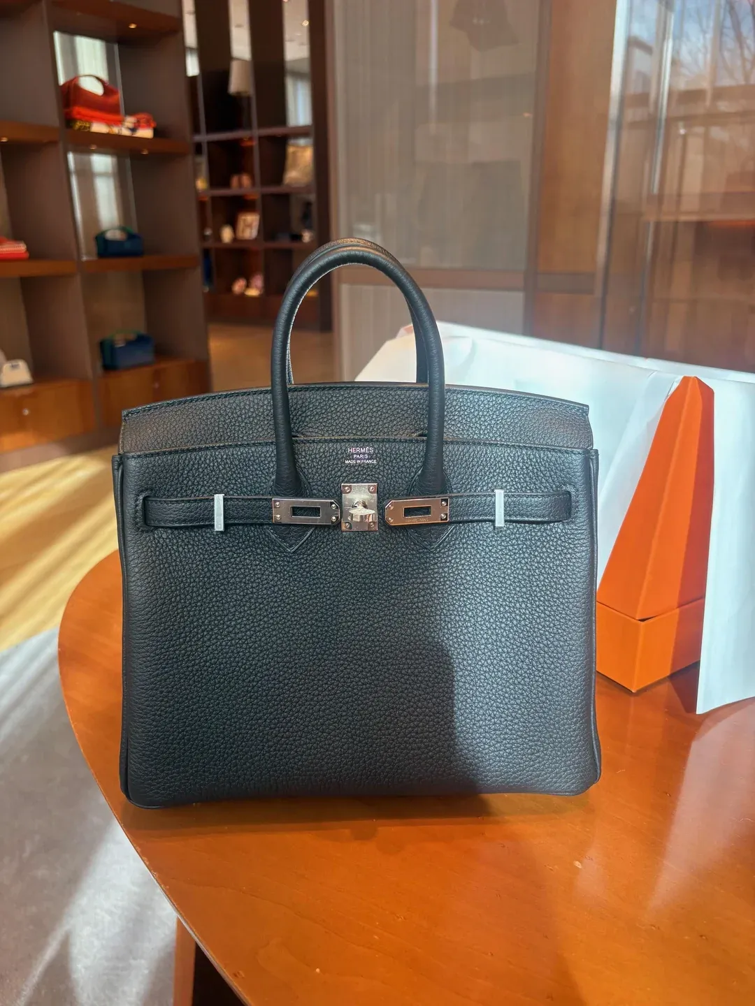 網民分享成功獲得&nbsp;Birkin 25 Noir&nbsp;配&nbsp;Palladium Hardware（銀扣），黑色配銀扣屬&nbsp;Hermès&nbsp;常見經典配置之一。