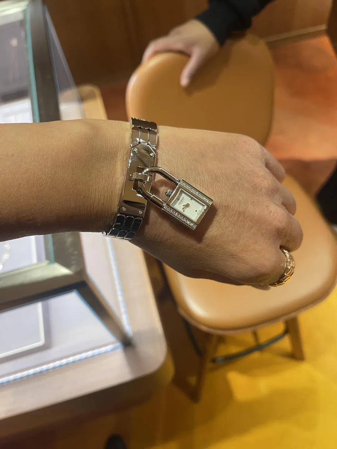 有網民提問&nbsp;Kelly Watch&nbsp;值唔值得入手，覺得功能性未必突出，同時亦關心實際佩戴體驗，以及應選擇鑽石款定無鑽款。