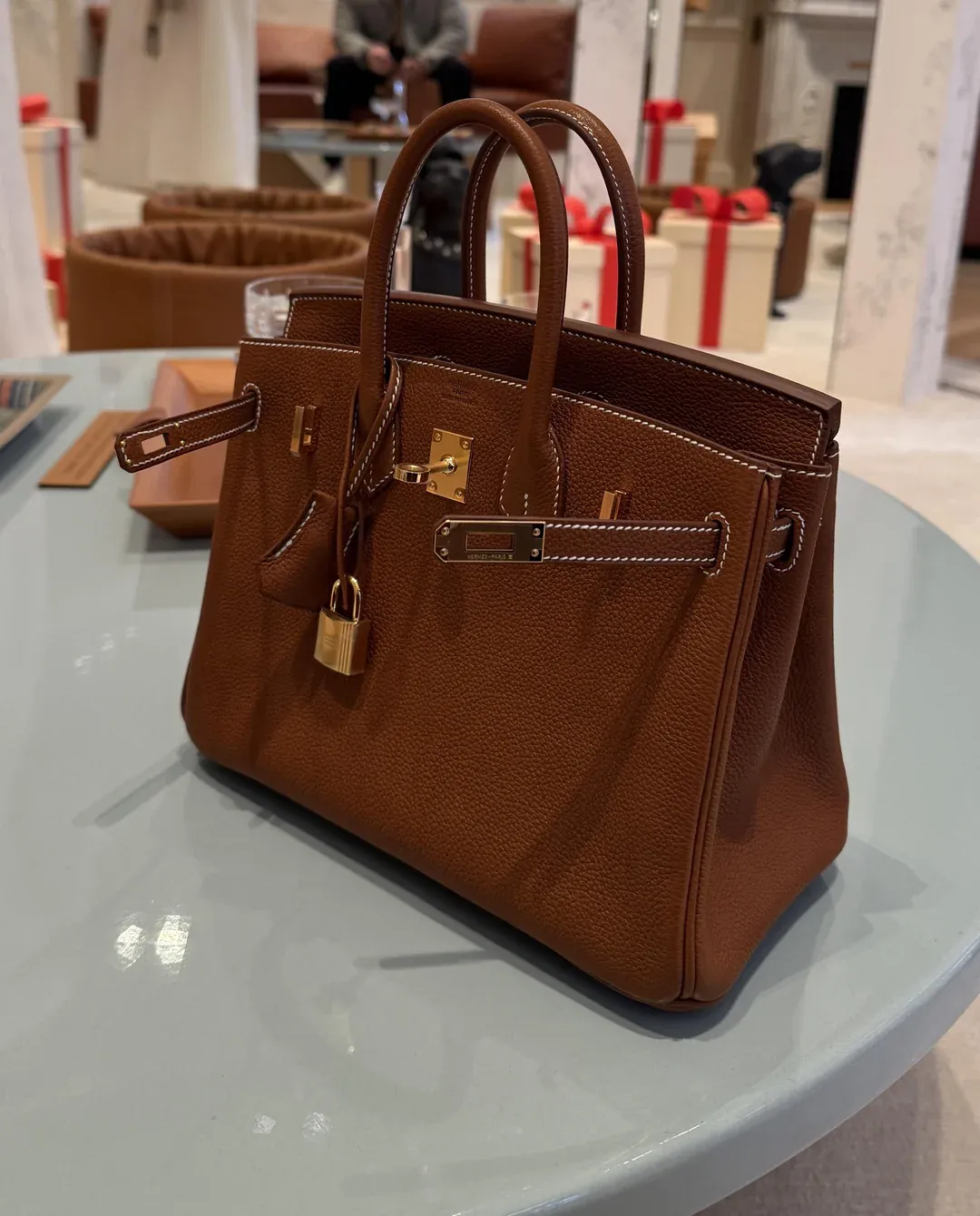 有用家原本打算入手&nbsp;Togo Birkin，最終喺巴黎&nbsp;walk-in&nbsp;情況下獲配&nbsp;Barenia Faubourg B25。