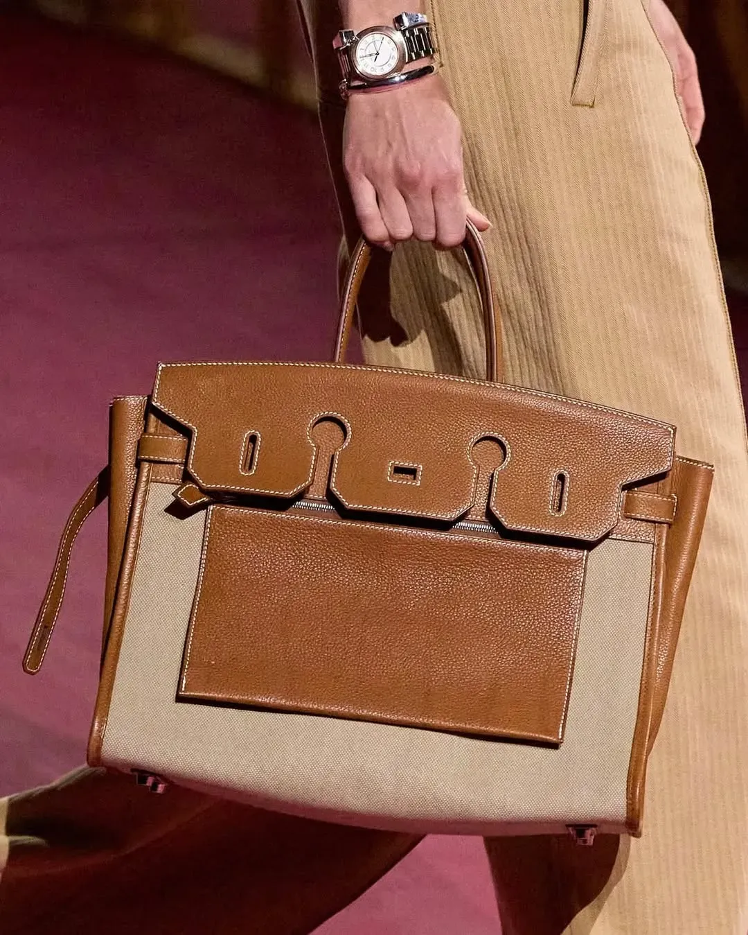 Hermès&nbsp;於&nbsp;2025&nbsp;春夏女裝時裝騷推出&nbsp;Birkin À l’Envers（意即「反轉&nbsp;Birkin」），以&nbsp;inside-out&nbsp;概念重新演繹經典&nbsp;Birkin&nbsp;結構，將部分標誌性元素如扣帶與五金位置重新配置。