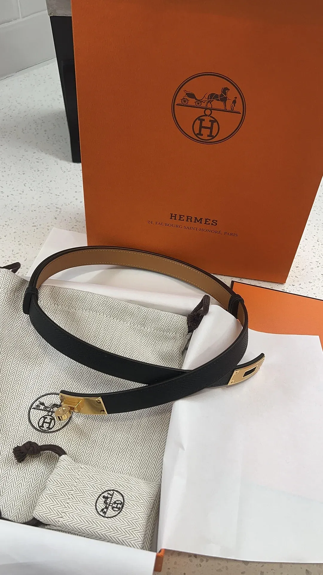 開心分享首件 Hermès 單品 Kelly Belt,簡潔設計令人一見鍾情。