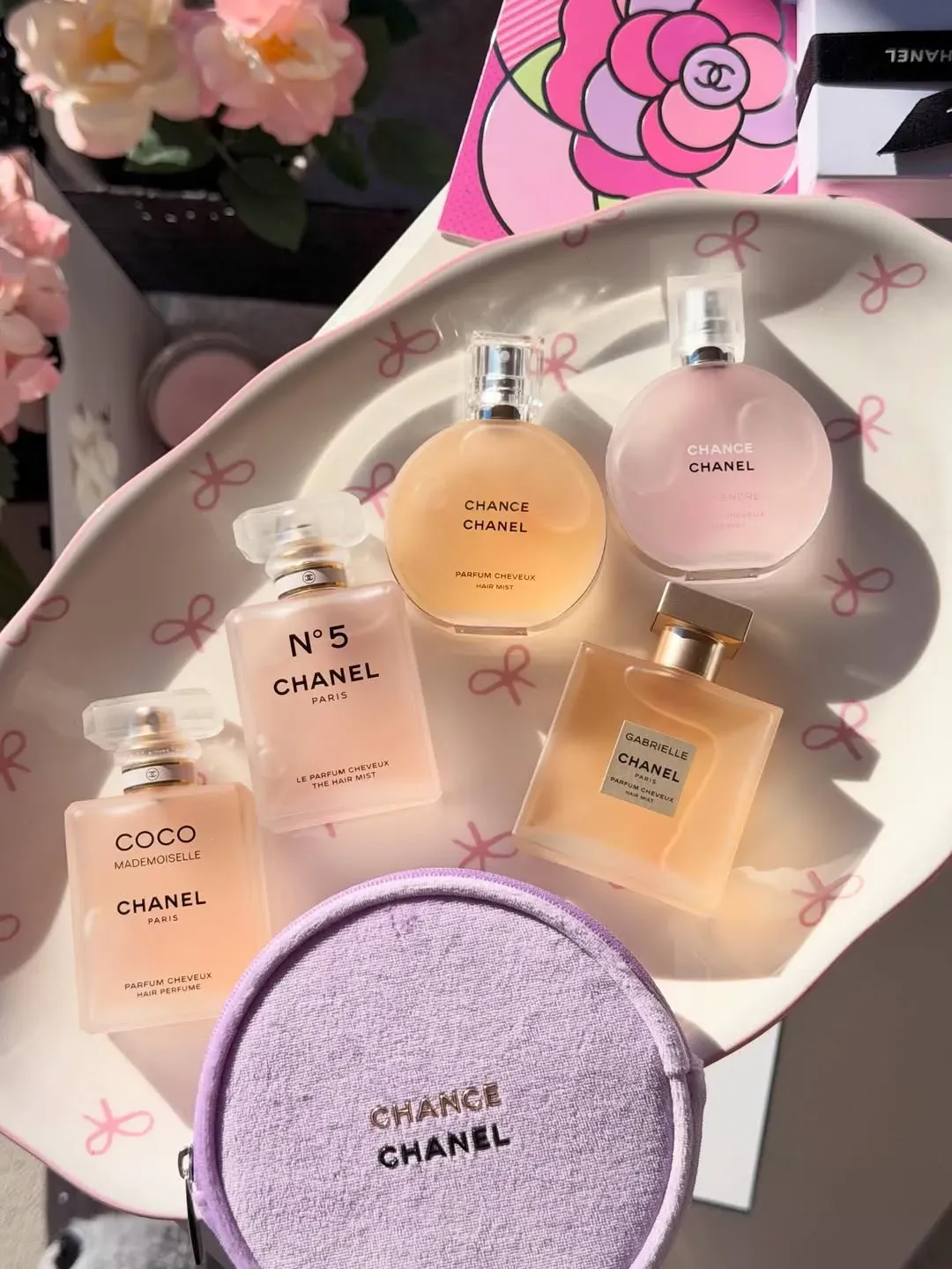 網民分享&nbsp;Chanel Hair Perfume&nbsp;多款經典香味（如&nbsp;N°5、Coco Mademoiselle、Gabrielle、Chance&nbsp;等）系列，指出髮香相比傳統香水更顯輕柔細緻，隨頭髮擺動散發出較含蓄而貼近肌膚嘅香氣，適合日常使用而不會過於濃烈。形容呢類髮香屬於一種「低調但持續」嘅香氣體驗。