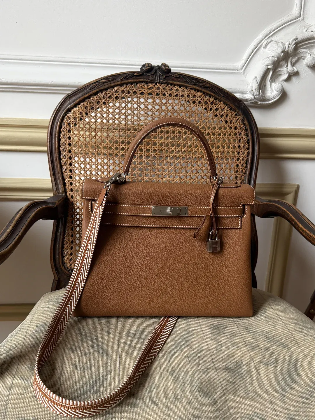 用家透過&nbsp;walk-in&nbsp;碰上&nbsp;cancellation，成功入手&nbsp;Hermès Kelly 32 Retourne，定價約&nbsp;€11,100。雖然原本目標為金扣配置，最終改為接受銀扣，顏色方面亦以中性色為主但未有設限，反映入手過程中需要一定彈性調整。