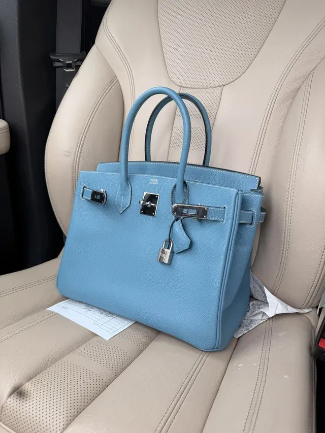 有用家分享自己嘅&nbsp;Bleu Jean&nbsp;配色&nbsp;Hermès Birkin 30，並表示呢個係佢第一個&nbsp;Birkin，同時亦係最想要嘅顏色。佢形容&nbsp;Bleu Jean&nbsp;雖然帶有色彩，但同時又有一種近似中性色嘅感覺。