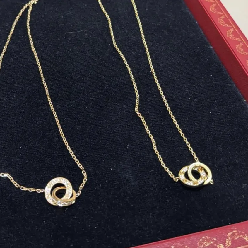 有用家在網上分享自己旅行途中遺失&nbsp;Cartier Love&nbsp;系列全鋪鑽頸鏈&nbsp;的經歷。她表示該頸鏈是男朋友情人節送的禮物，收到不足一個月，卻在一次飛行途中突然不見，引起不少網民討論。