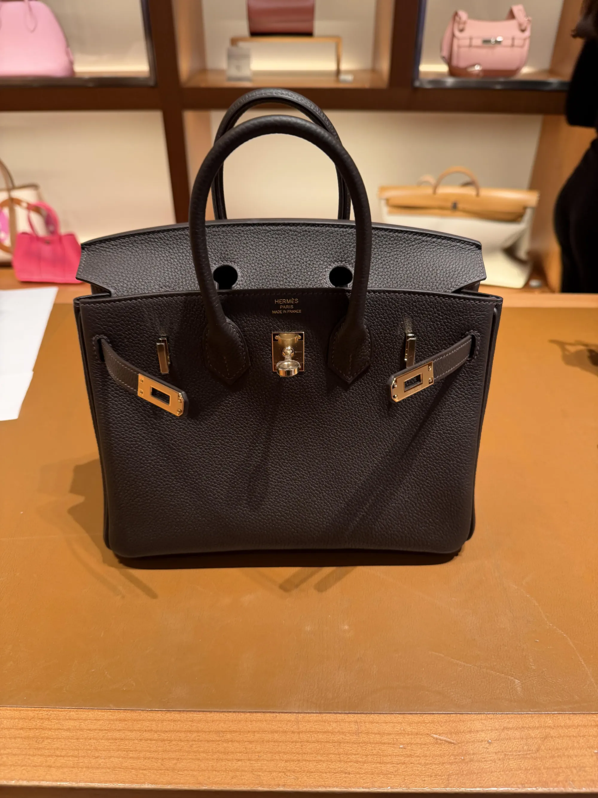 網民分享於倫敦 Hermès Cadogan Place 店舖意外獲得 Birkin 25。