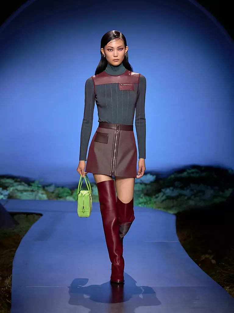 Hermès FW2026&nbsp;天橋造型多次配搭過膝皮靴。