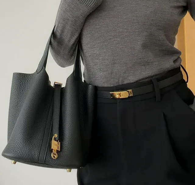 黑色 Kelly Belt 配同色 Picotin 手袋,整體造型即刻升級,腰帶同手袋顏色統一,簡單易襯。