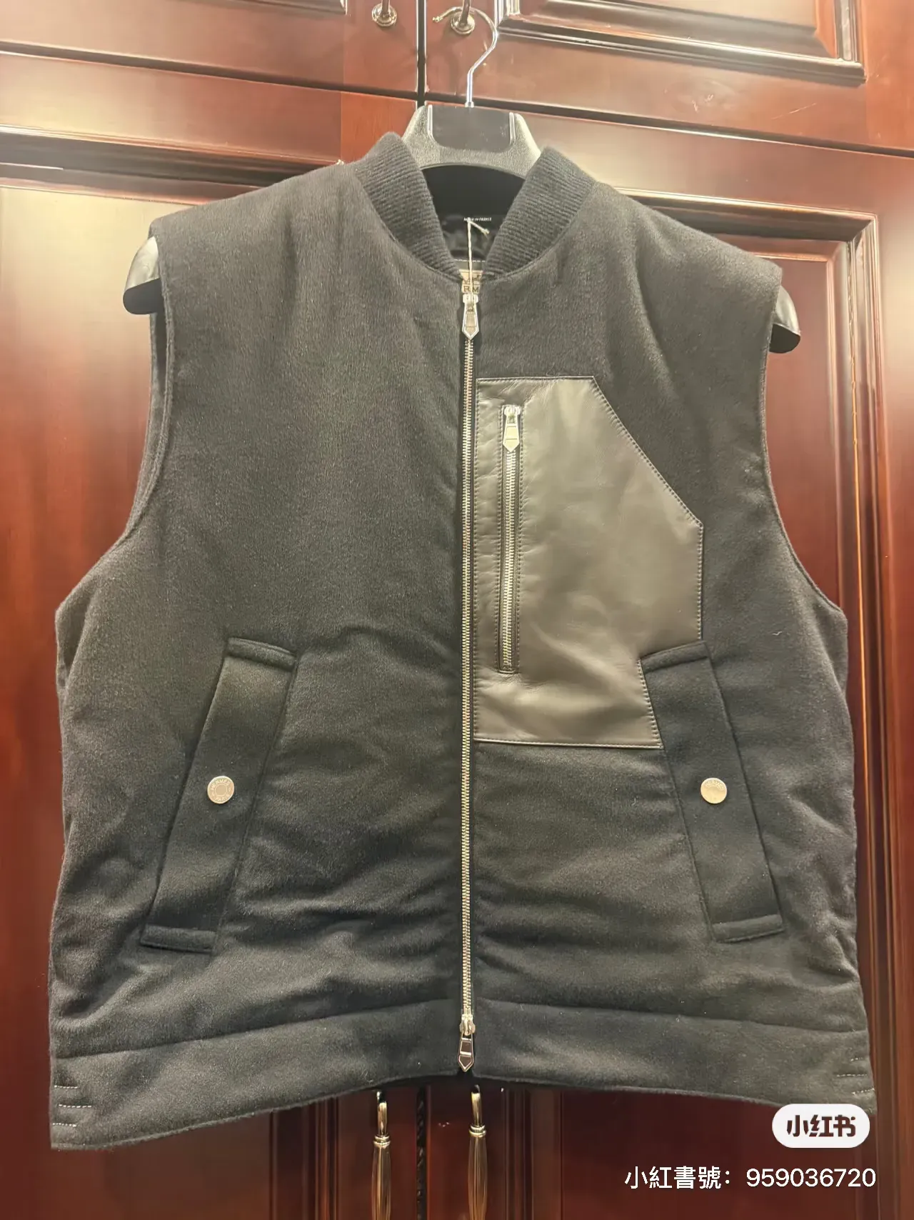 帖主事後先發現,當日隨口話「呢件要埋」嘅小羊駝毛背心,原來標價高達20.5 萬人民幣。對初入馬場嘅人嚟講,一件背心去到呢個價位確實幾震撼。