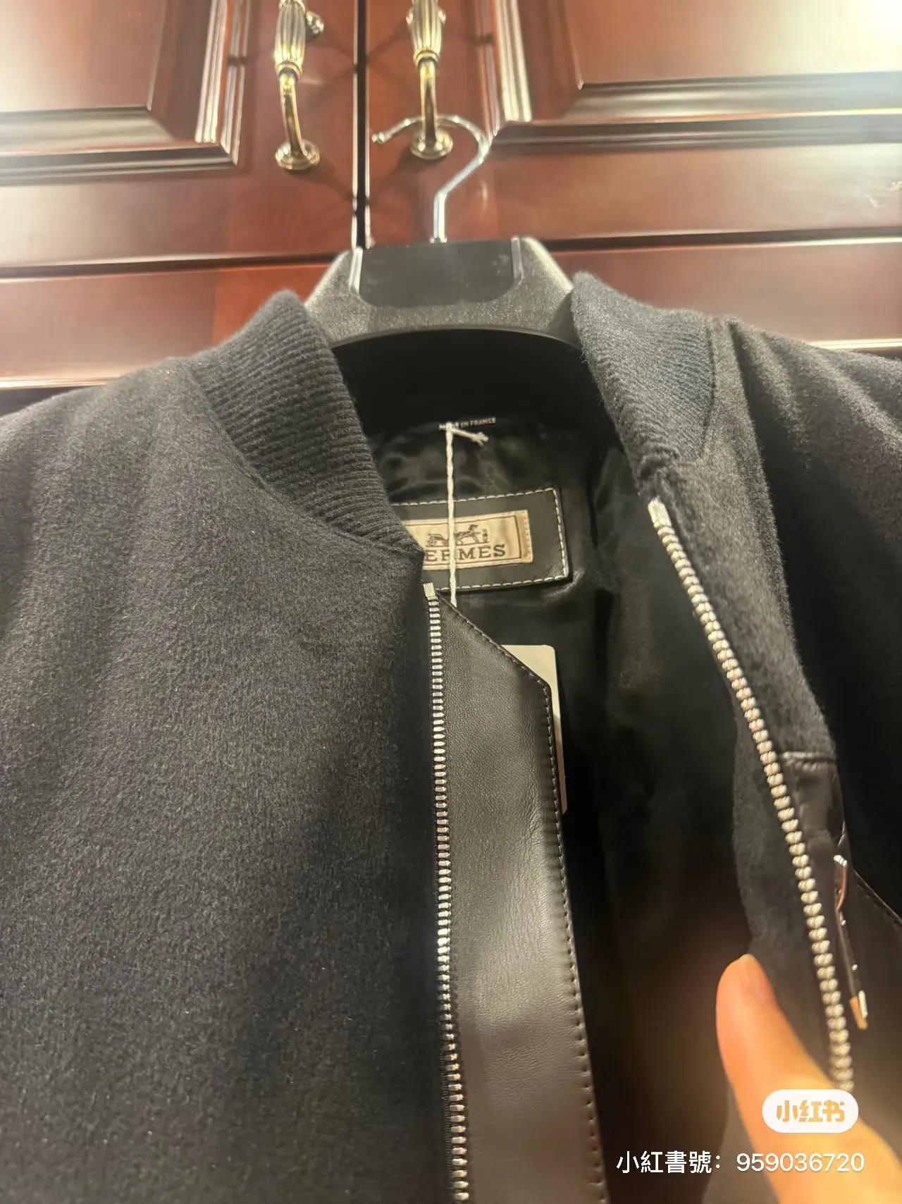 帖主事後先發現,當日隨口話「呢件要埋」嘅小羊駝毛背心,原來標價高達20.5 萬人民幣。對初入馬場嘅人嚟講,一件背心去到呢個價位確實幾震撼。