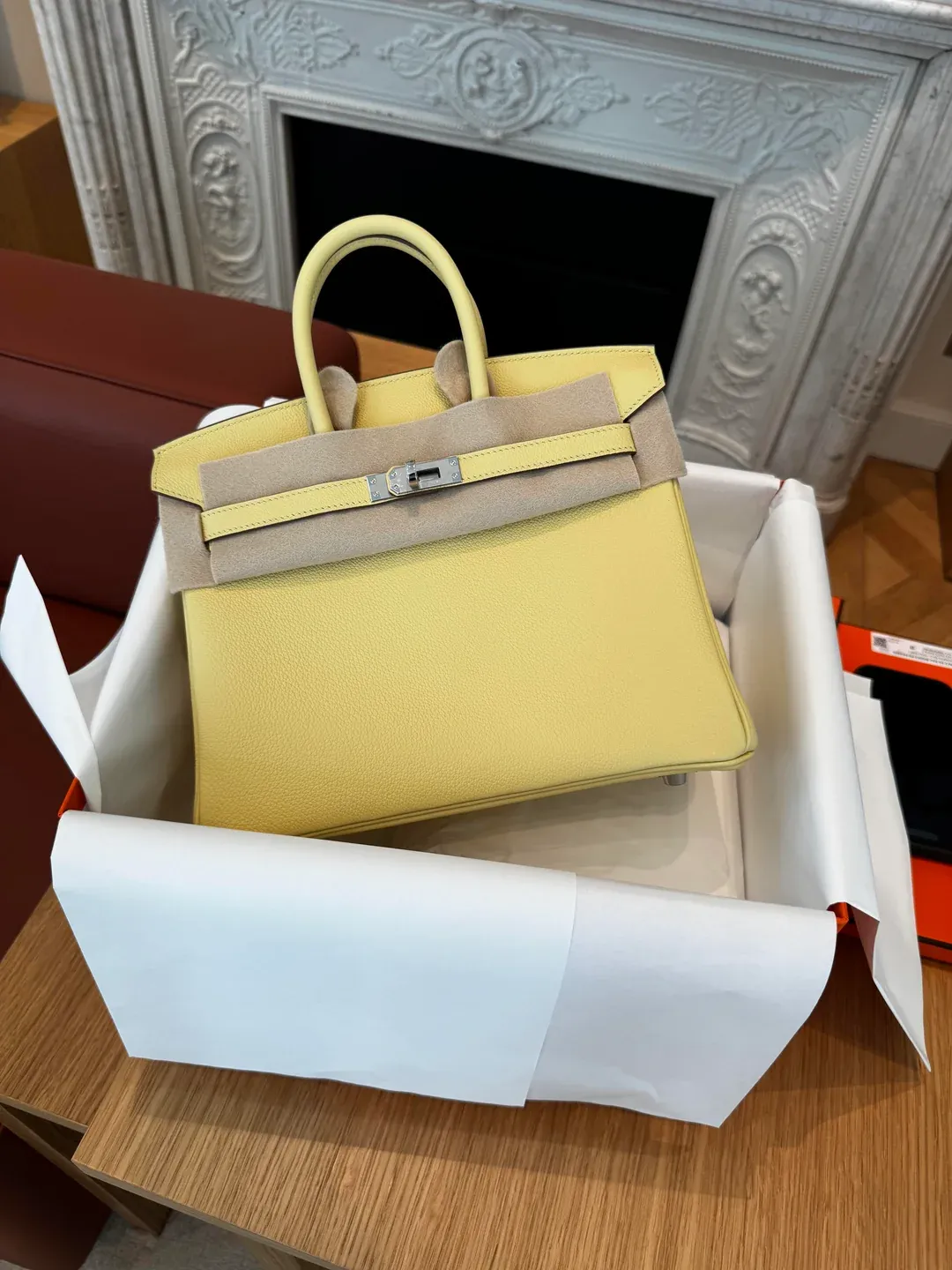 用家喺巴黎停留&nbsp;7&nbsp;日後，於最後一日成功抽中&nbsp;appointment，入手&nbsp;Hermès Birkin 25，定價約&nbsp;€9,600。原本偏好金扣配置，最終改為接受較少見嘅淡黃色配色，反映即使成功中籤，實際入手仍需因應當日選擇作出調整。