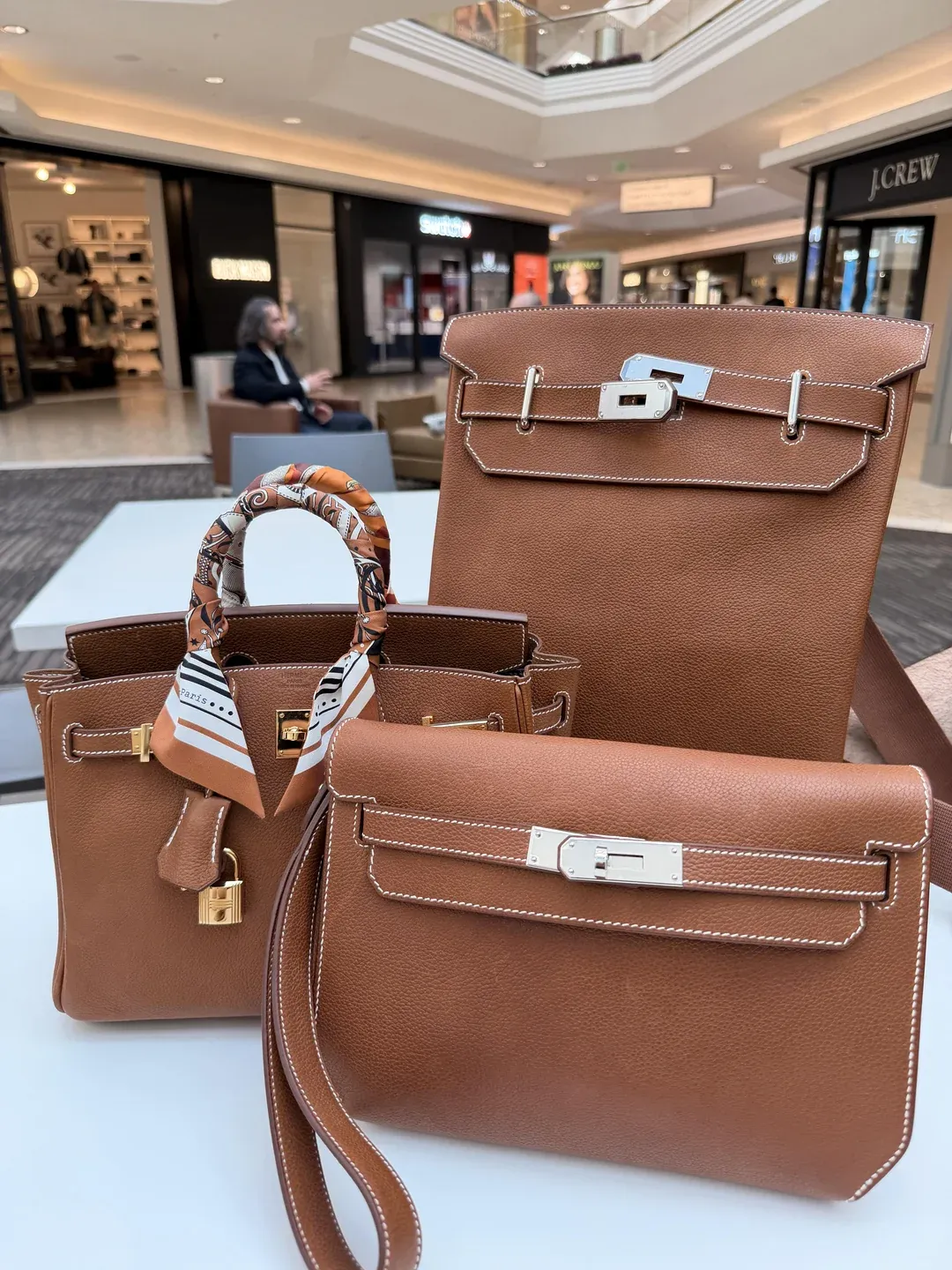 三位用家不約而同使用&nbsp;Barenia Faubourg Fauve，不同袋型包括&nbsp;Birkin、Hac a Dos&nbsp;及&nbsp;Messenger。