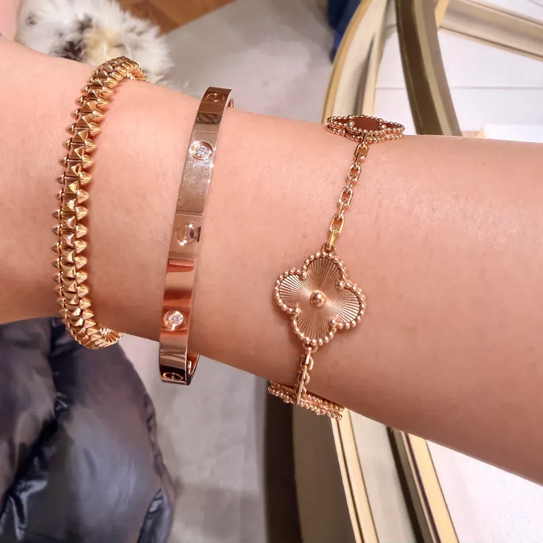 網民手上配搭示範（由左至右）：Cartier Clash Bracelet、Cartier Love Bracelet Four Diamonds&nbsp;及&nbsp;Van Cleef & Arpels Vintage Alhambra Bracelet 5 Motifs