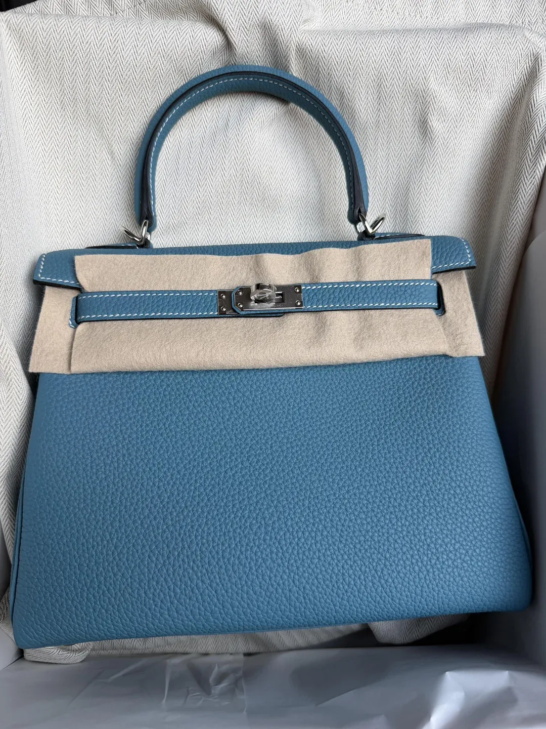 網民分享自己於&nbsp;2026&nbsp;年在&nbsp;Hermès&nbsp;獲得&nbsp;offer&nbsp;的一個&nbsp;Hermès Kelly 25（Togo&nbsp;皮革、retourne&nbsp;內縫、Bleu Jean&nbsp;配色、PHW&nbsp;銀扣）。