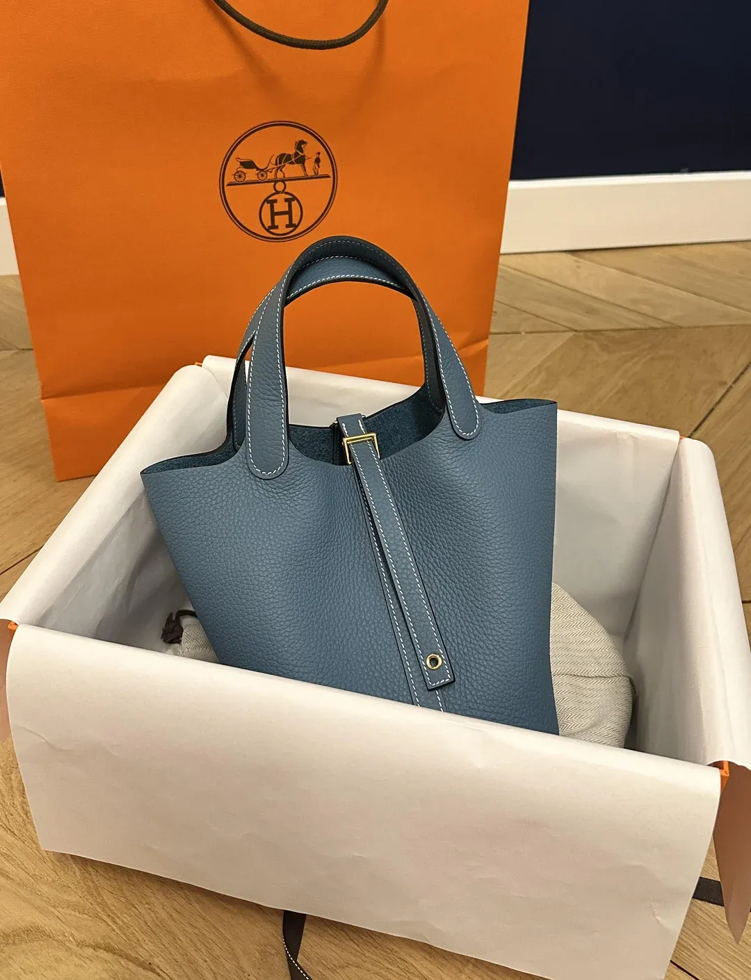 最後帖主決定購入呢個&nbsp;Hermès Picotin Lock 18（Bleu Jean&nbsp;配色），價格約&nbsp;2750&nbsp;歐元。