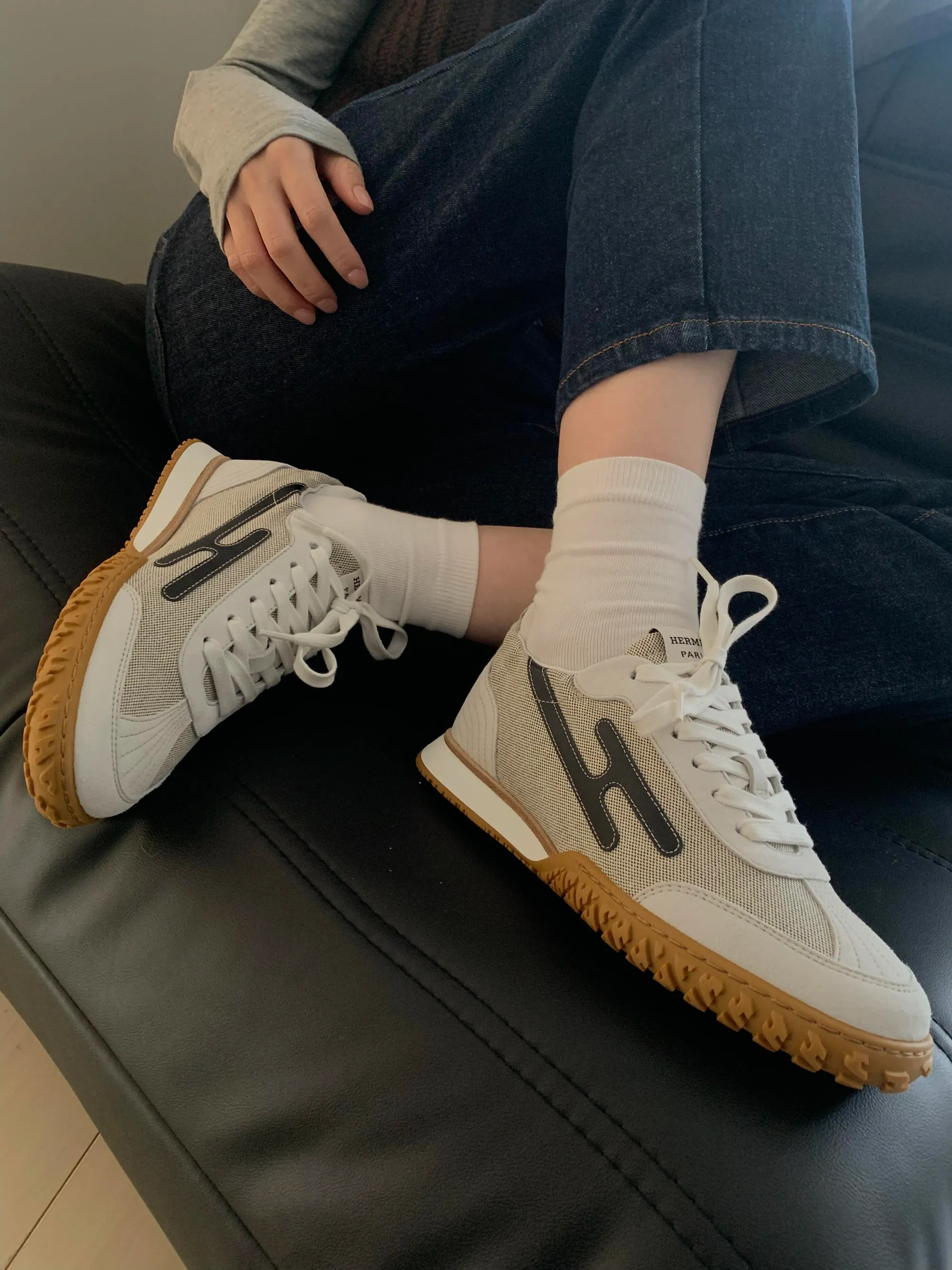 不少用家表示會把 Hermès Jet Sneakers 當作旅行或城市步行鞋,例如外遊觀光、長時間逛街或日常步行使用。