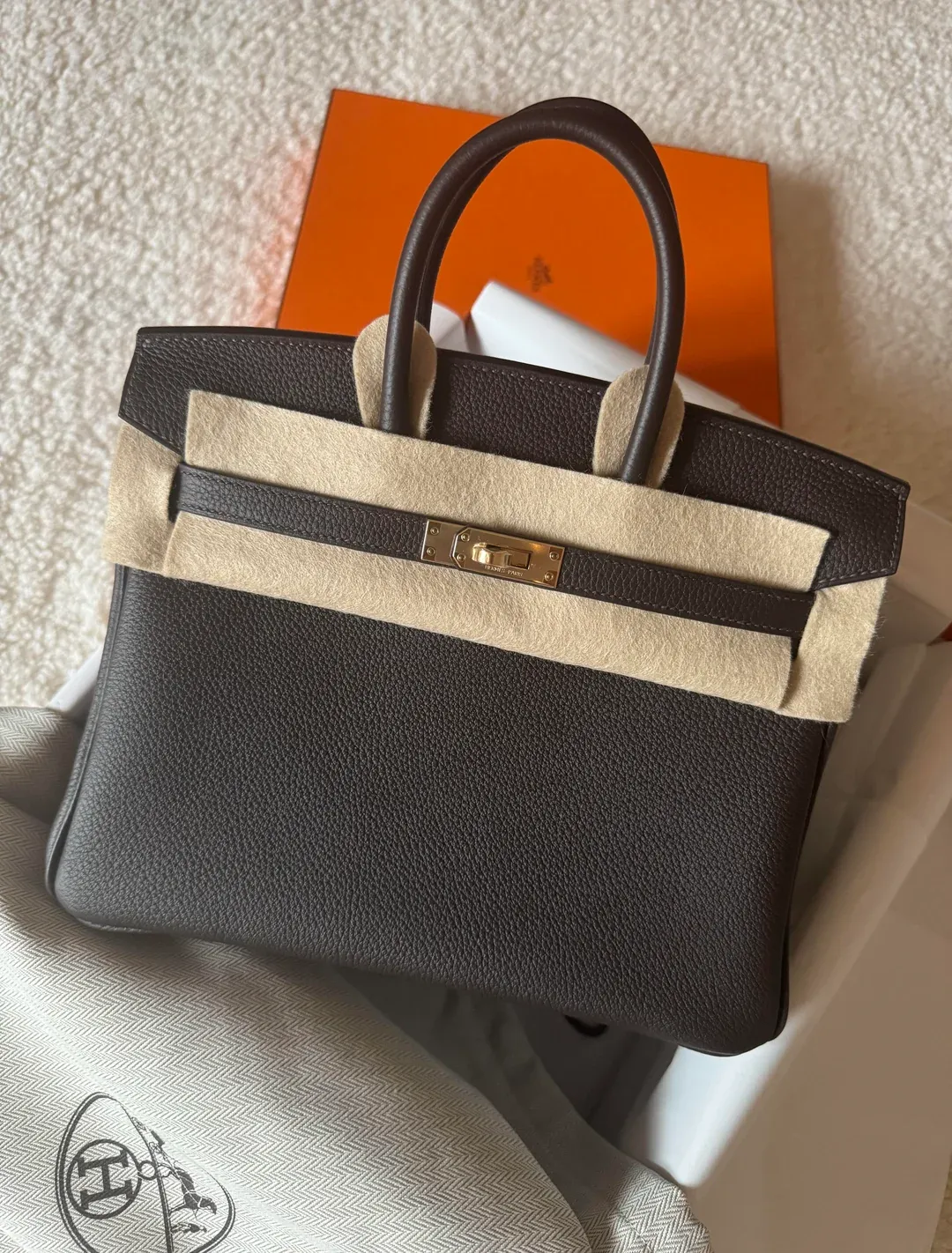 另一網民分享新年入手 Birkin 25 Bai Brun Togo 配 Permabrass 五金,並將其與 Birkin 25 Noir Swift Gold Hardware 作對比。